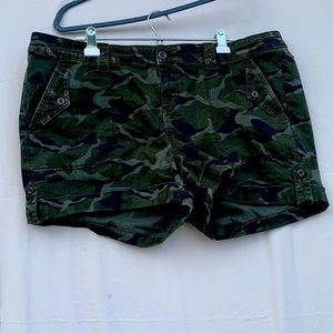 Torrid camo cuffed stretch shorts with pockets size22